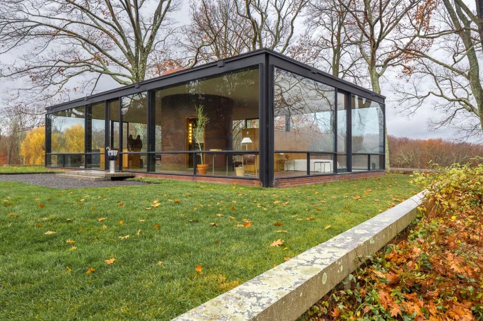 Philip Johnson's Glass House: An Icon of International Style Architecture